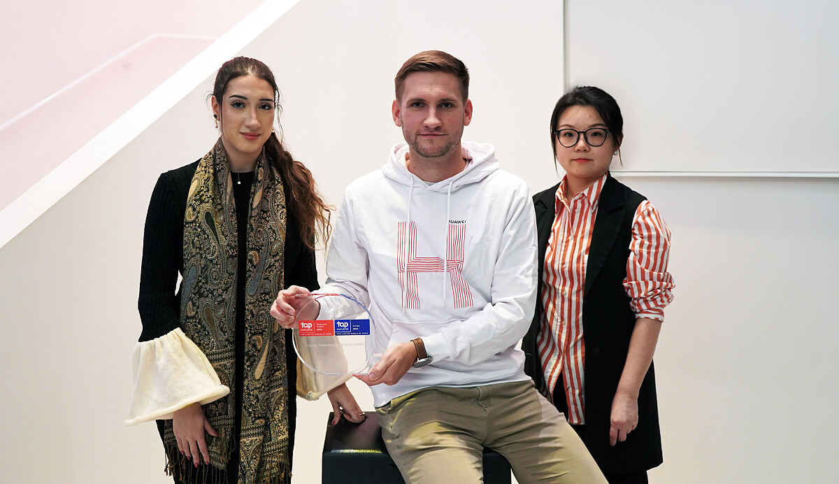 May Elbahgy, Human Resources Generalist, Michael Nowak, Unternehmenssprecher und Hou Yu, Human Resources General Manager, mit dem Top Employer-Award (v.l.n.r.) © Huawei
