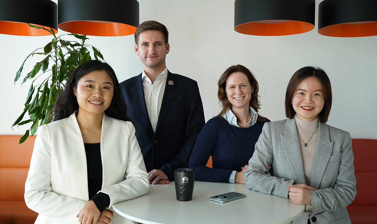 Das Team der Unternehmenskommunikation von Huawei Austria ​​ v.l.n.r.: Qiuping Ren, Michael Nowak, Catharina Rieder, Abby Zhao