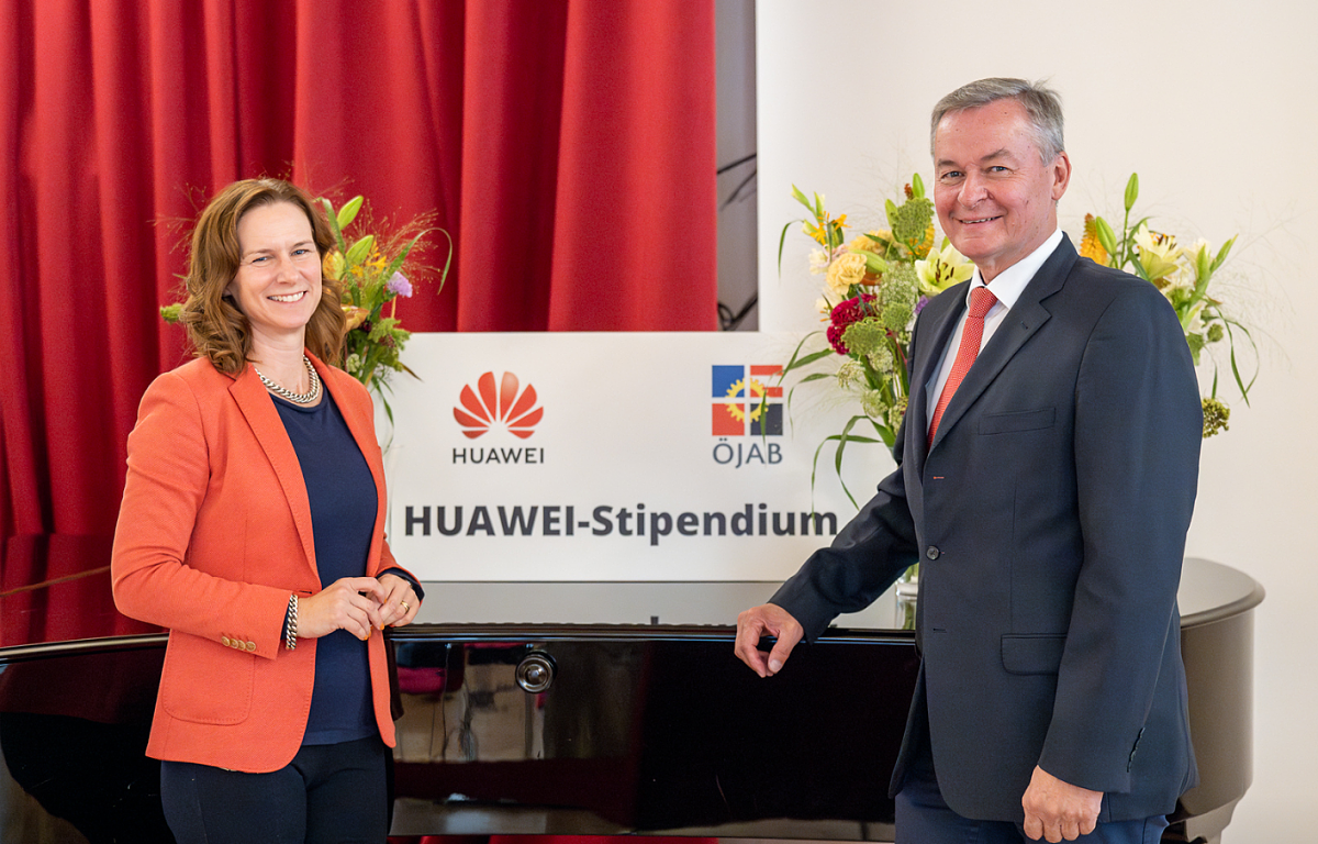 Catharina Rieder (Huawei) & Dieter Fröhlich (ÖJAB) vergeben gemeinsam die Stipendien ©HuaweiZsolt Marton